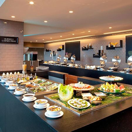 Marriott Tuxtla Gutierrez Hotel Exteriér fotografie A buffet at a hotel