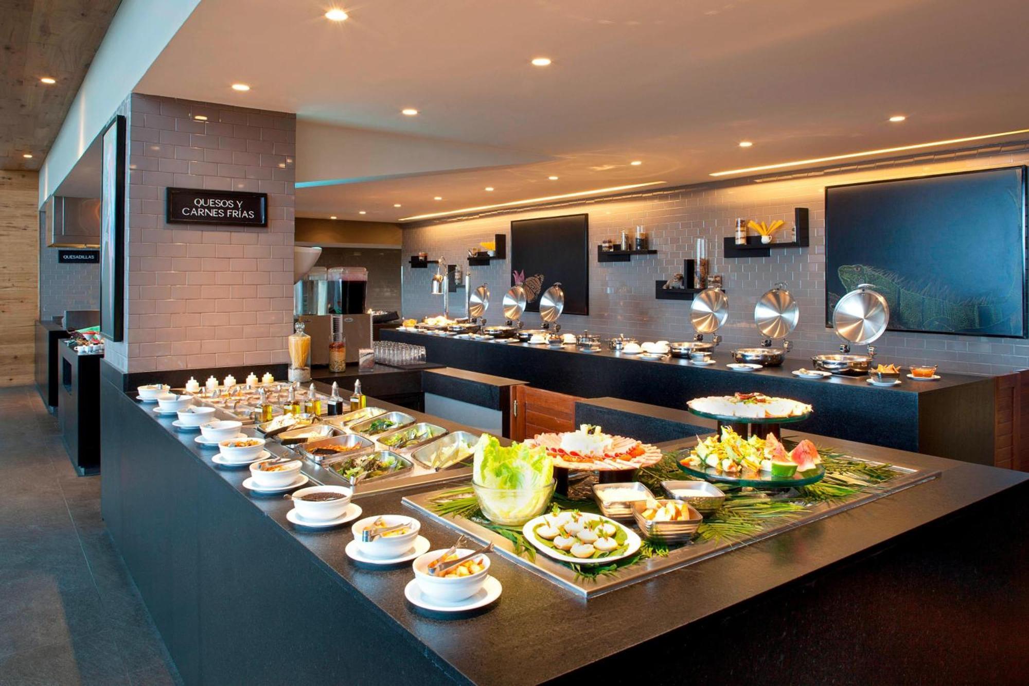 Marriott Tuxtla Gutierrez Hotel Exteriér fotografie A buffet at a hotel